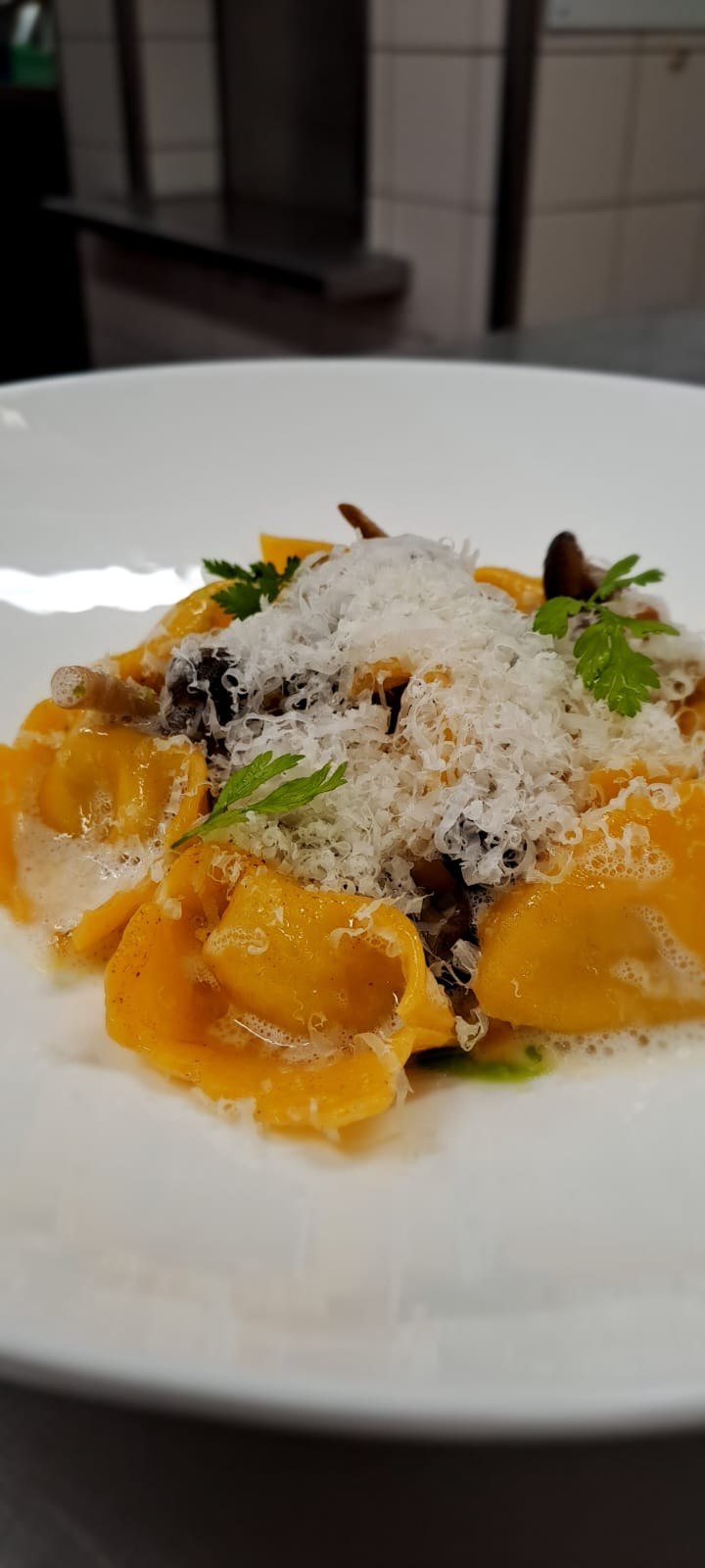 Kürbisravioli mit Waldpilzen und Bergkäse