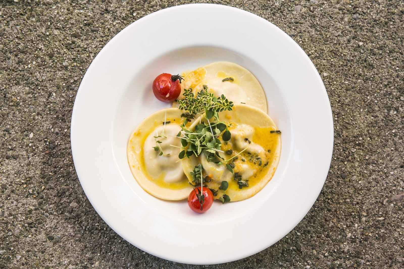 Ravioli mit Kirschtomaten und Kräutern