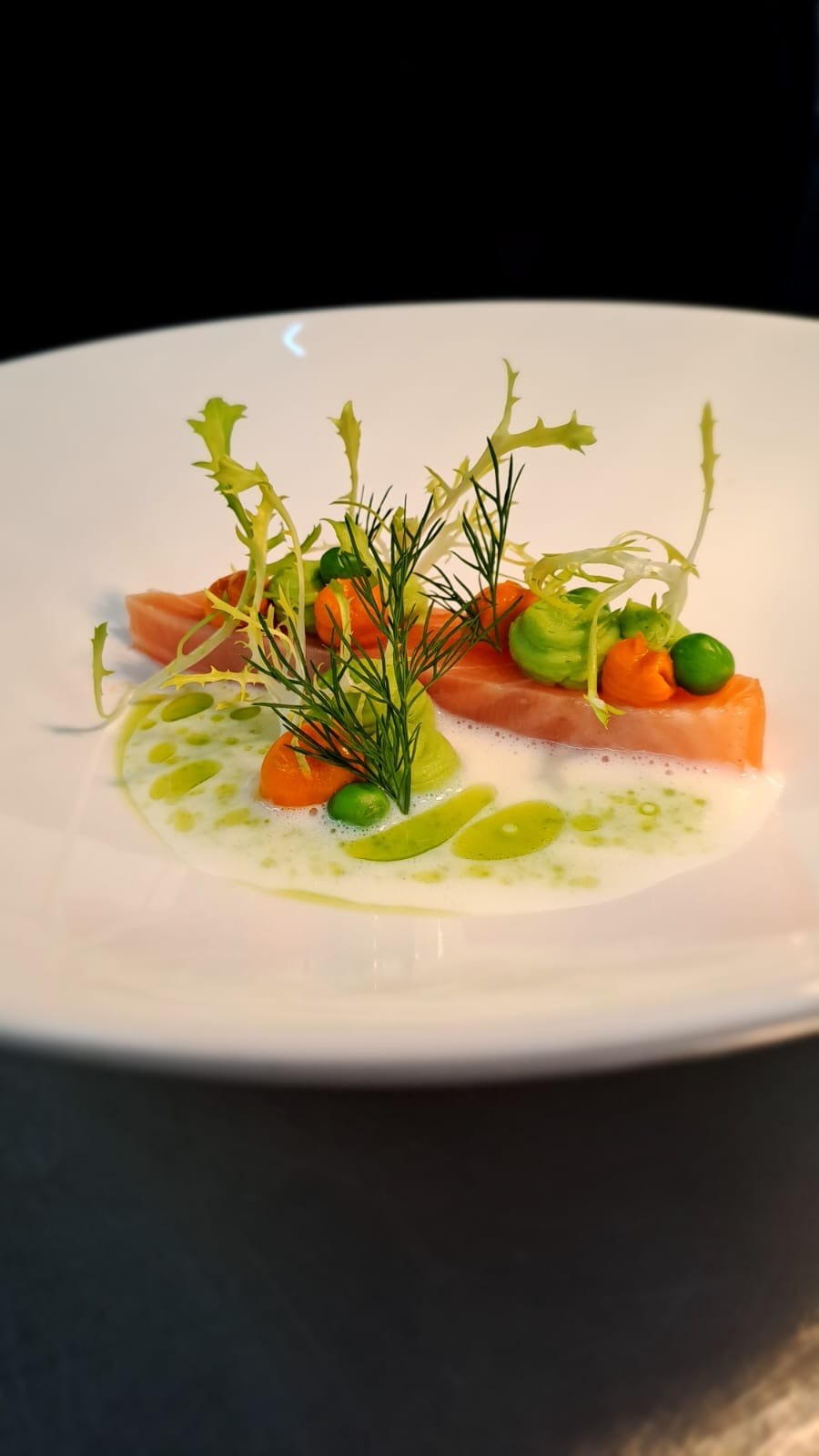 Lachs mit Erbsen, Karotten und Kräuterschaum