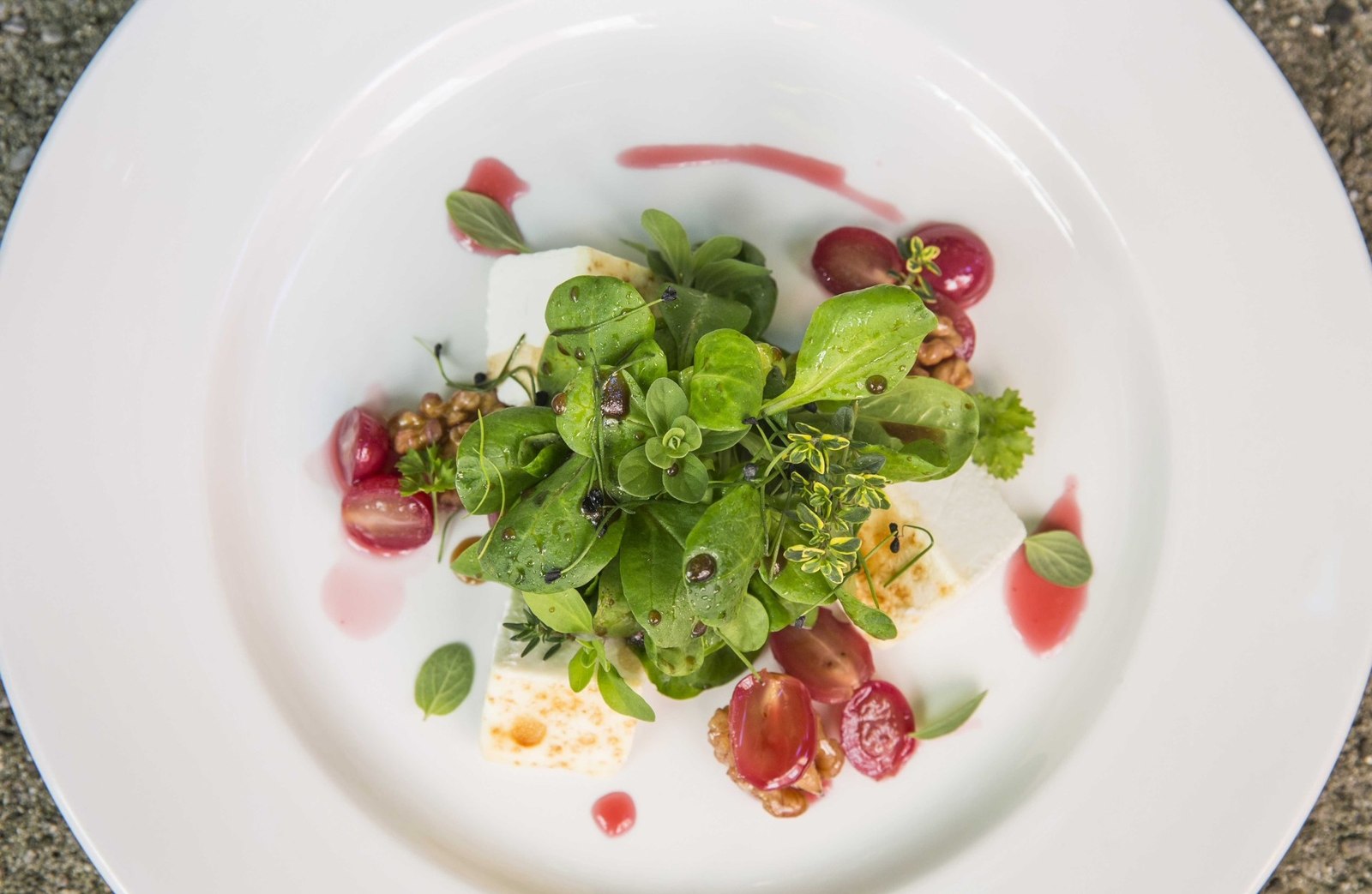 Feldsalat mit Feta, Trauben und Walnüssen
