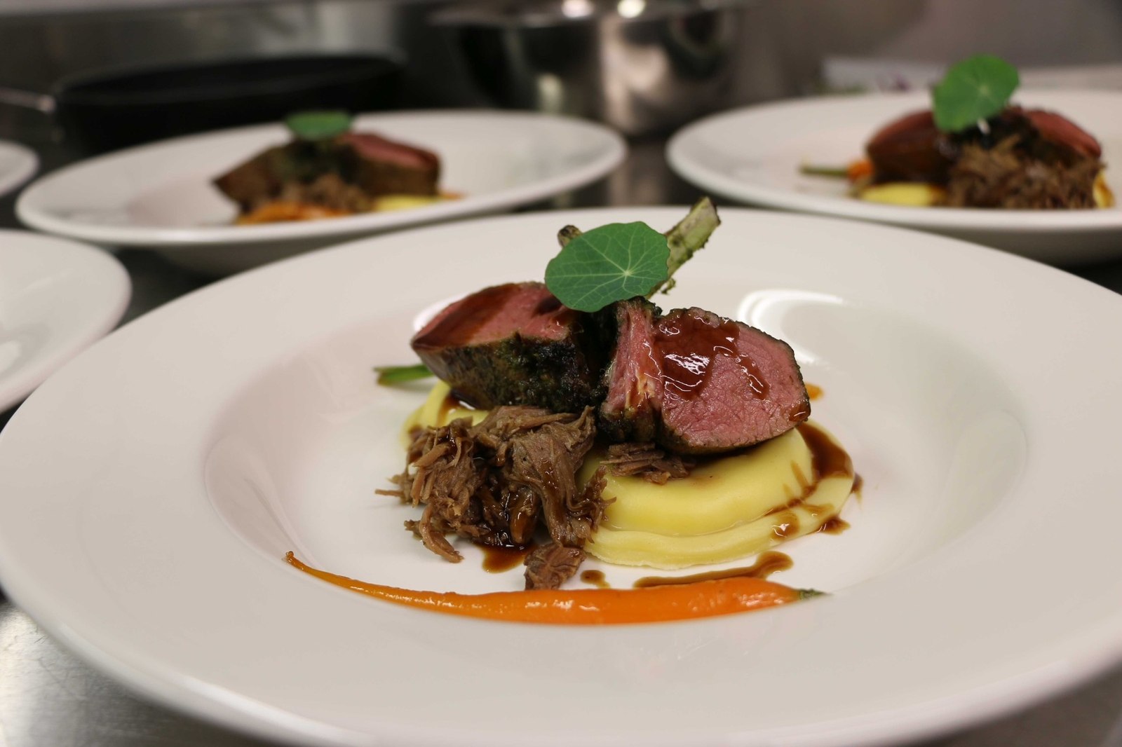 Wildgericht mit Kartoffelstock, mehrfach angerichtet