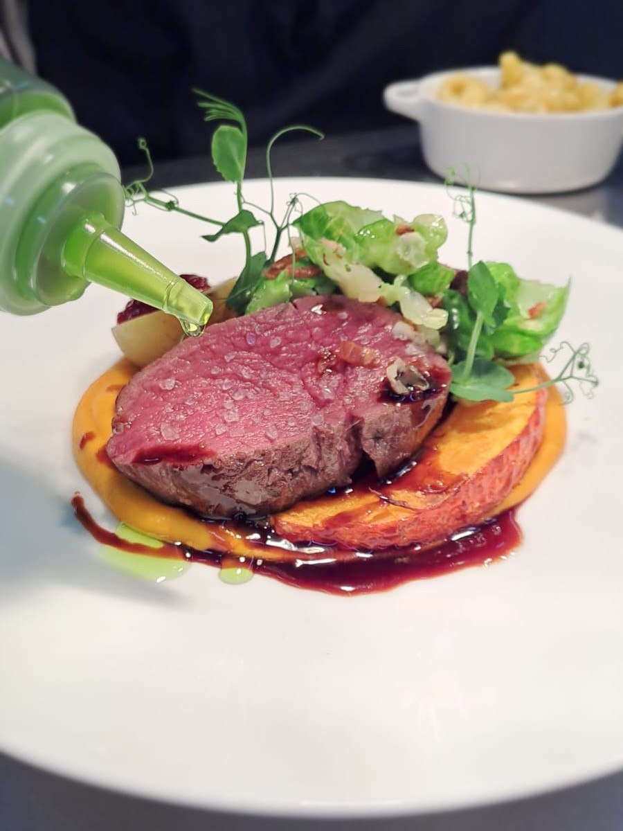 Wildgericht mit Kürbispüree und Rotkohl