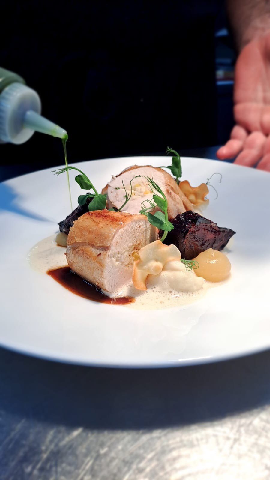 Geflügelroulade mit Randen und Schaum