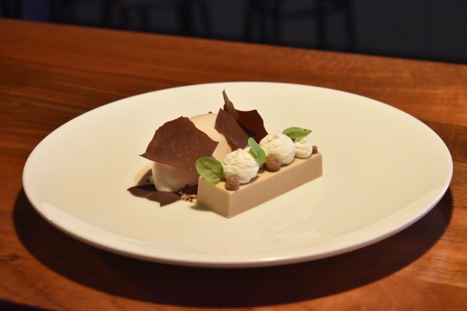 Schokoladendessert mit Baiser