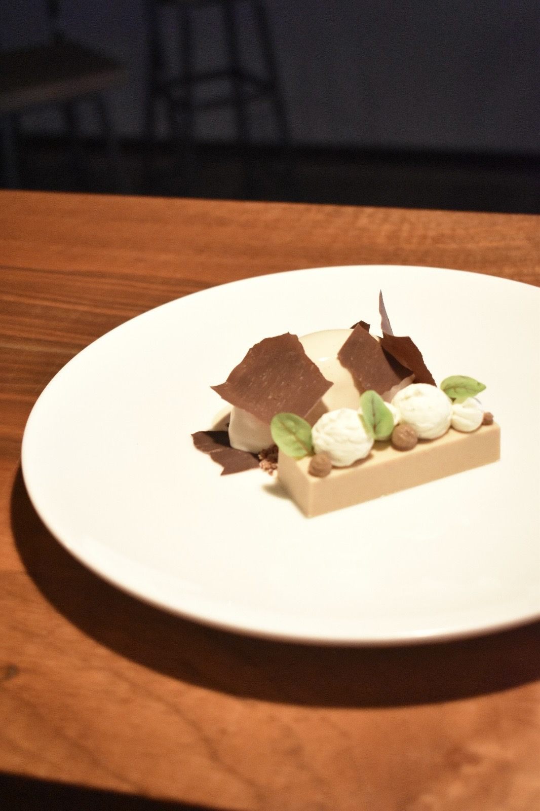 Cracker mit Kräutercreme auf Sellerie