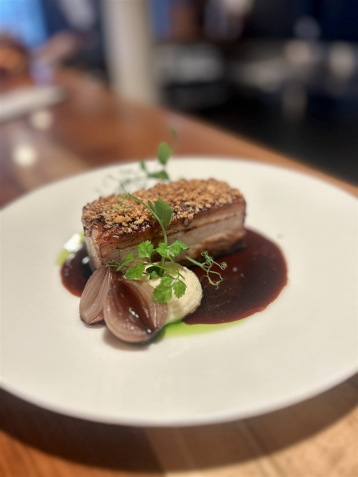 Schweinebauch mit Schalotten